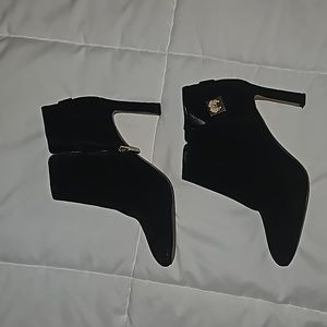 Vince Camuto sued heeled ankle booties size 7